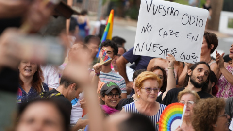 Decenas de personas durante la manifestación del Orgullo LGTBIQ+, a 28 de junio de 2023, en Nàquera (Valencia).