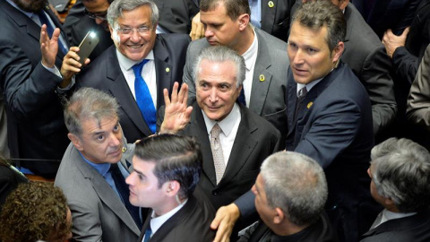 Michel Temer, felicitado por algunos senadores tras la destitución de la mandataria Dilma Rousseff. - EFE