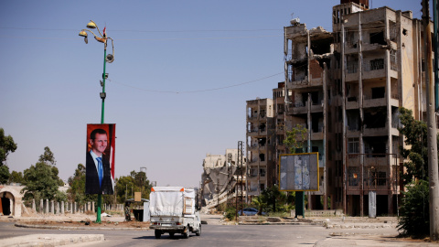 Un cartel del presidente sirio Bashar al-Assad en el distrito de Waer en la ciudad siria central de Homs, Siria / Omar Sanadiki - REUTERS