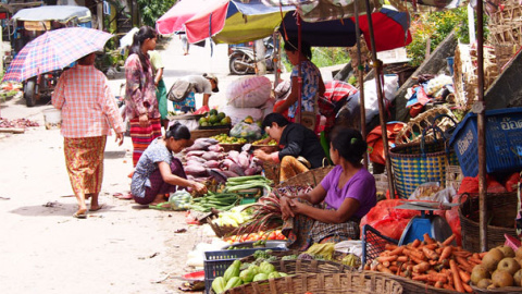 Varias mujeres en un mercado birmano. - QUERALT CASTILLO