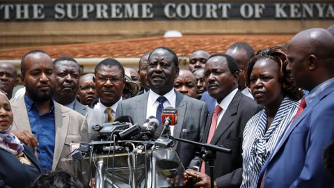 El líder de la principal coalición opositora, la Súper Alianza Nacional (NASA), y candidato presidencial, Raila Odinga (c), junto con sus compañeros, Musalia Mudavadi (2-i), Moses Wetangula (3-i), y Kalonzo Musyoka (3-d), ofrece una rueda de prensa fr