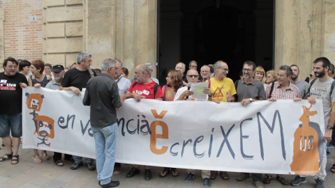 Escola Valenciana s'ha concentrat davant del Tribunal Superior de Justícia Valencià per defensar la llengua valenciana.