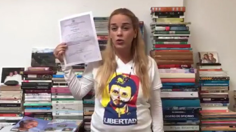 Lilian Tintori, en el vídeo de su cuenta de 'Twitter' en el que denuncia una "persecución" contra su familia.