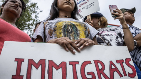 Miembros de la comunidad migrante se manifiestan contra la ley SB1718, en Homestead, Florida, a 1 de julio de 2023