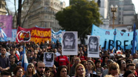 Miles de personas se concentraron este viernes para reclamar la aparición con vida del joven Santiago Maldonado, en la Plaza de mayo de Buenos Aires (Argentina). EFE/David Fernández