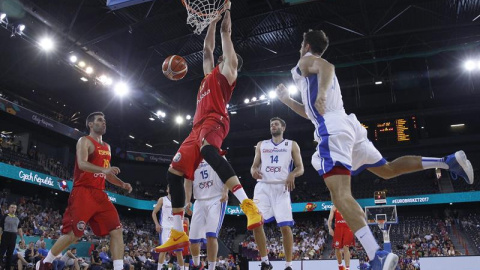 El pívot de la selección española de baloncesto Marc Gasol (c) durante el partido del Grupo C del Eurobasket 2017 disputado frente a República Checa hoy en la ciudad rumana de Cluj. EFE/Juan Carlos Hidalgo