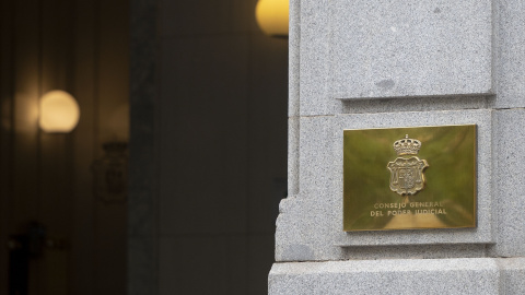 Placa en una columna del Consejo General del Poder Judicial, en el CGPJ, a 8 de septiembre de 2022, en Madrid.