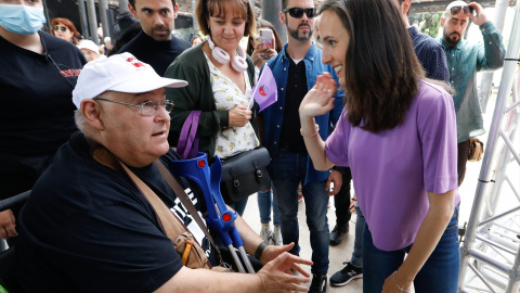 La ministra de Derechos Sociales y Agenda 2030, Ione Belarra, saluda a un hombre afectado por talidomida, José Riquelme, a 25 de mayo de 2023.