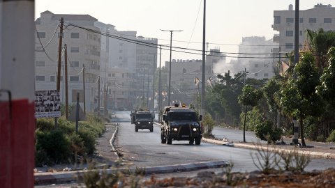 Vehículos blindados israelíes atraviesan la ciudad ocupada de Yenín, en Cisjordania, el 3 de julio de 2023, después de un ataque.