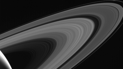 Saturno, sus anillos y una de sus lunas en una imagen reciente enviada por Cassini /JPL/NASA