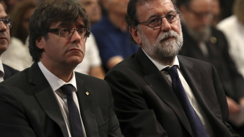 El president de la Generalitat de Catalunya, Carles Puigdemont, junto al presidente del Gobierno, Mariano Rajoy, en la misa por las víctimas de los atentados de Las Ramblas y Cambrils en la Basílica de la Sagrada Familia, en Barcelona. REUTERS/Sergio Ba