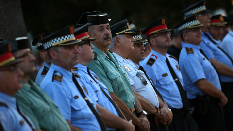 Agentes de los Mossos d'Esquadra, de la Guardia Civil, de la Policía Nacional y de la policía local de Cambrils, durante un homenaje a las víctimas de los atentados yihadistas de Catalunya. REUTERS/Albert Gea