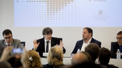 El president Carles Puigdemont i el vicepresident Oriol Junqueras, amb el secretari d'Hisenda, Lluís Salvadó i el director de la ATC, Eduard Vilà. EFE/Marta Pérez