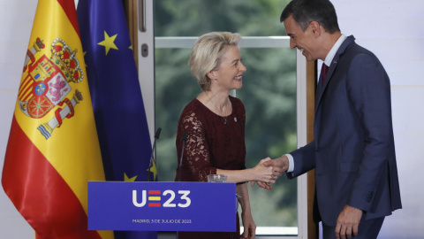 El presidente del gobierno, Pedro Sánchez, y la presidenta de la Comisión Europea, Ursula Von der Leyen, ofrecen una rueda de prensa enl Museo de las Colecciones Reales