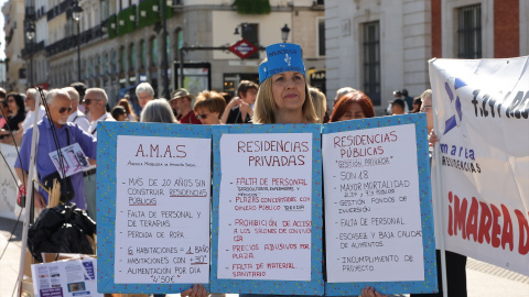 Varias personas se manifiestan bajo el lema ¡No más víctimas en las residencias de la Comunidad de Madrid!, en la Puerta del Sol, a 6 de mayo de 2023, en Madrid, (España).