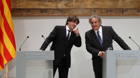 El presidente de la Generalitat, Carles Puigdemont, y el Premio Nobel de la Paz 2015, Ahmed Galai en el Palau de la Generalitat donde han ofrecido una declaración institucional. EFE/Toni Albir