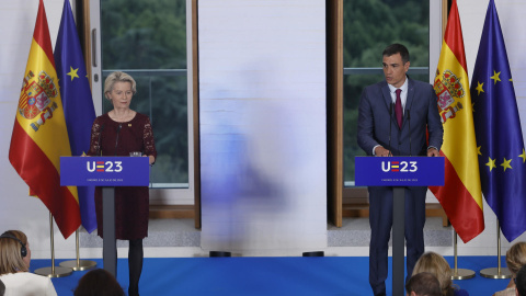 El presidente del gobierno, Pedro Sánchez, y la presidenta de la Comisión Europea, Ursula Von der Leyen, ofrecen una rueda de prensa en el Museo de las Colecciones Reales.