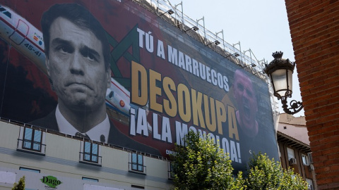 La "lona del odio" de Desokupa instalada en Antón Martín, Madrid, a 3 de julio de 2023.