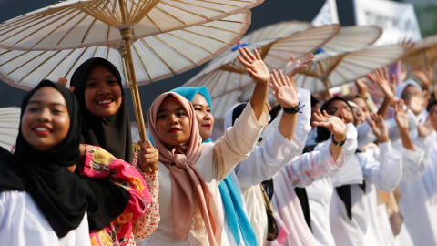 Mujeres bailan durante el 60 aniversario del Hari Merdeka (el Día de la Independencia) en Kuala Lumpur, Malasia, en el pasado 31 de agosto. REUTERS/ Lai Seng Sin