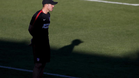 El entrenador argentino del Atlético de Madrid Diego Simeone durante un entrenamiento. | JUANJO MARTÍN (EFE)