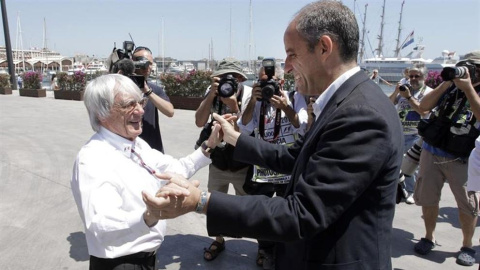 Francisco Camps saluda al magnate de la Fórmula 1 Bernie Ecclestone / EUROPA PRESS