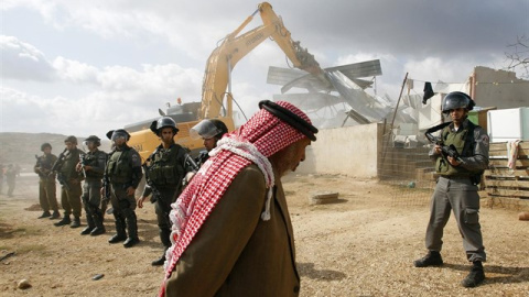 Las autoridades israelíes derrumban una infraestructura en Cisjordania. REUTERS/Mohamad Torokman