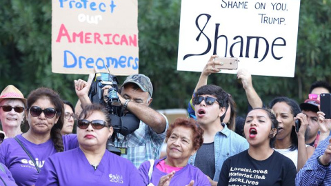 Inmigrantes y activistas de derechos humanos protestan contra la decisión del presidente estadounidense, Donald Trump, de poner fin al programa de Acción Diferida para los Llegados en la Infancia (DACA). - EFE