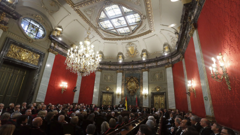 El presidente del Tribunal Supremo y del Consejo General del Poder Judicial, Carlos Lesmes (al fondo), durante su intervención en la solemne sesión de apertura del año judicial  en el Salón de Plenos del Tribunal Supremo. EFE/Ángel Díaz