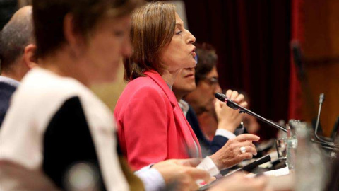 La presidenta del Parlament, Carme Forcadell, responde a un diputado durante el Pleno. | TONI ALBIR (EFE)