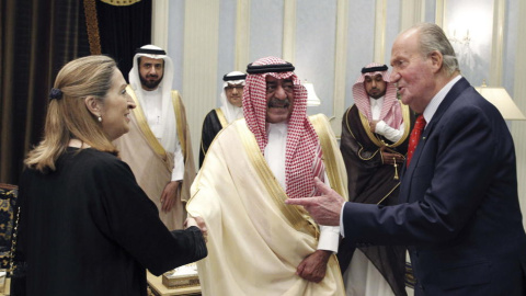 El príncipe Muqrin bin Abdulaziz Al Saud recibe al rey emérito Juan Carlos I y a la actual presidenta del Congreso, Ana Pastor, en mayo del 2014. EFE