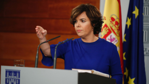 La vicepresidenta del Gobierno, Soraya Sáenz de Santamaría,durante su comparecencia ante los medios en el Palacio de La Moncloa .EFE/Ángel Díaz