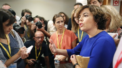 La vicepresidenta del Gobierno, Soraya Sáenz de Santamaría, contesta a las preguntas de los periodistas tra su comparecencia en el Palacio de La Moncloa.EFE/Ángel Díaz