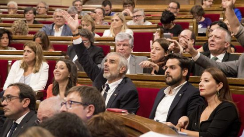 El pleno del Parlament, vota hoy en medio de las protestas de algunos diputados, que se amplíe a la orden del día del pleno para incluir la ley del referéndum / EFE/Marta Pérez