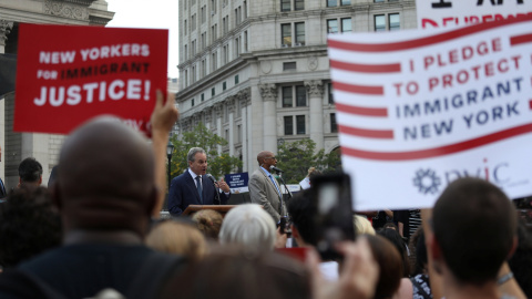 El fiscal general de Nueva York habla en una manifestación en protesta por la disolución planeada de DACA en Manhattan, Nueva York. / REUTERS