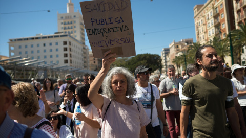 Una mujer sostiene una pancarta durante una manifestación en defensa de la sanidad pública, a 25 de marzo de 2023, en Málaga.