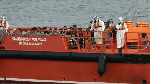 Varias personas migrantes rescatadas por Salvamento Marítimo son trasladados al puerto de Arrecife, en Lanzarote.