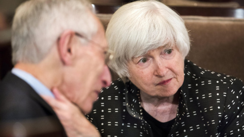 La presidenta de la Reserva Federal, Janet Yellen habla con el vicepresidente de la misma, Stanley Fischer tras una reunión con los gobernadores de la Fed en Washington. EFE/Jim Lo Scalzo