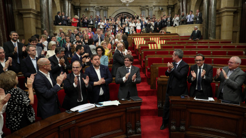 El Parlament aprueba la ley de referéndum tras abandonar el pleno la oposición. REUTERS/Albert Gea