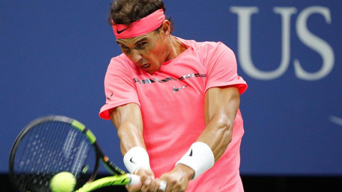 El tenista español Rafael Nadal en acción ante el ruso Andrey Rublev durante un partido por los cuartos de final del Abierto de Tenis de Estados Unidos. EFE/Justin Lane