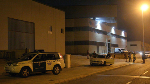 Agentes de la Guardia Civil vigilan desde primeras horas de la tarde de la sede de una imprenta ubicada en un polígono industrial de Constantí (Tarragona), que podría imprimir el censo para el referéndum soberanista del 1 de octubre. EFE/Jaume Sellart