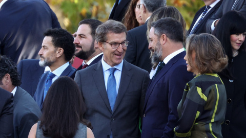 El líder del PP, Alberto Núñez Feijóo, conversa con el líder de Vox, Santiago Abascal, durante los actos de 12 de octubre de 2023, en Madrid.