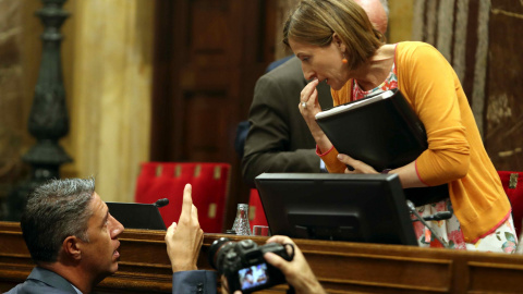 El presidente del PPC, Xavier García Albiol, se dirige a la presidenta del Parlament, Carme Forcadell, tras la solicitud de la alteración del orden del día para incluir el debate de la Ley de Transitoriedad Jurídica / EFE - Toni Albir