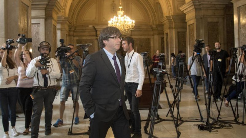 El presidente de la Generalitat de Cataluña, Carles Puigdemont, camina hoy por el Parlament de Cataluña donde prosigue el pleno después de la aprobación de la ley catalana del referéndum / EFE - Marta Pérez