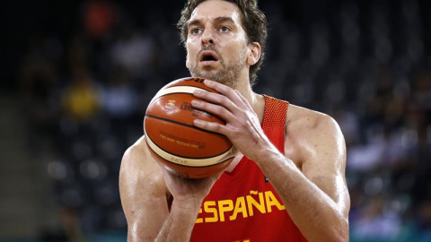 El ala-pívot español Pau Gasol realiza un lanzamiento ante Hungría durante un encuentro correspondiente al grupo C del Eurobasket 2017 en Cluj Napoca, Rumanía, hoy, 7 de septiembre de 2017. EFE/Robert Ghement