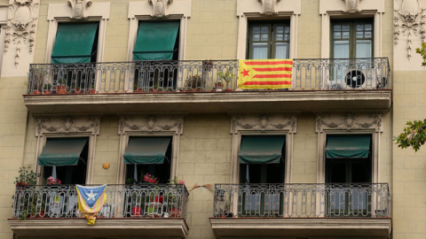 Esteladas colgando de balcones de Barcelona. REUTERS/Albert Gea