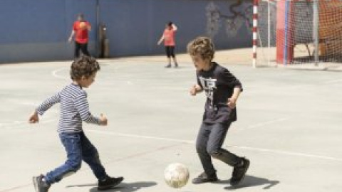 Los patios escolares de Barcelona, al servicio de los 'peques' este verano