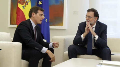 El presidente del Gobierno, Mariano Rajoy (d), y el presidente de Ciudadanos, Albert Rivera (i), durante la reunión que han mantenido en el Palacio de la Moncloa. EFE/Zipi