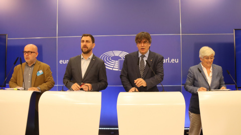 L'expresident Carles Puigdemont i els exconsellers Toni Comín i Clara Ponsatí, amb l'advocat Gonzalo Boye, en la roda de premsa.