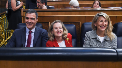 Pedro Sánchez, Nadia Calviño y Yolanda Díaz, durante una sesión plenaria en el Congreso de los Diputados, a 10 de mayo de 2023, en Madrid (España).