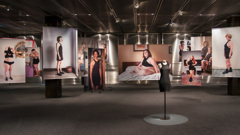 'Little black dress', exposición de Yolanda Domínguez en el Museo del Traje / Yolanda Domínguez